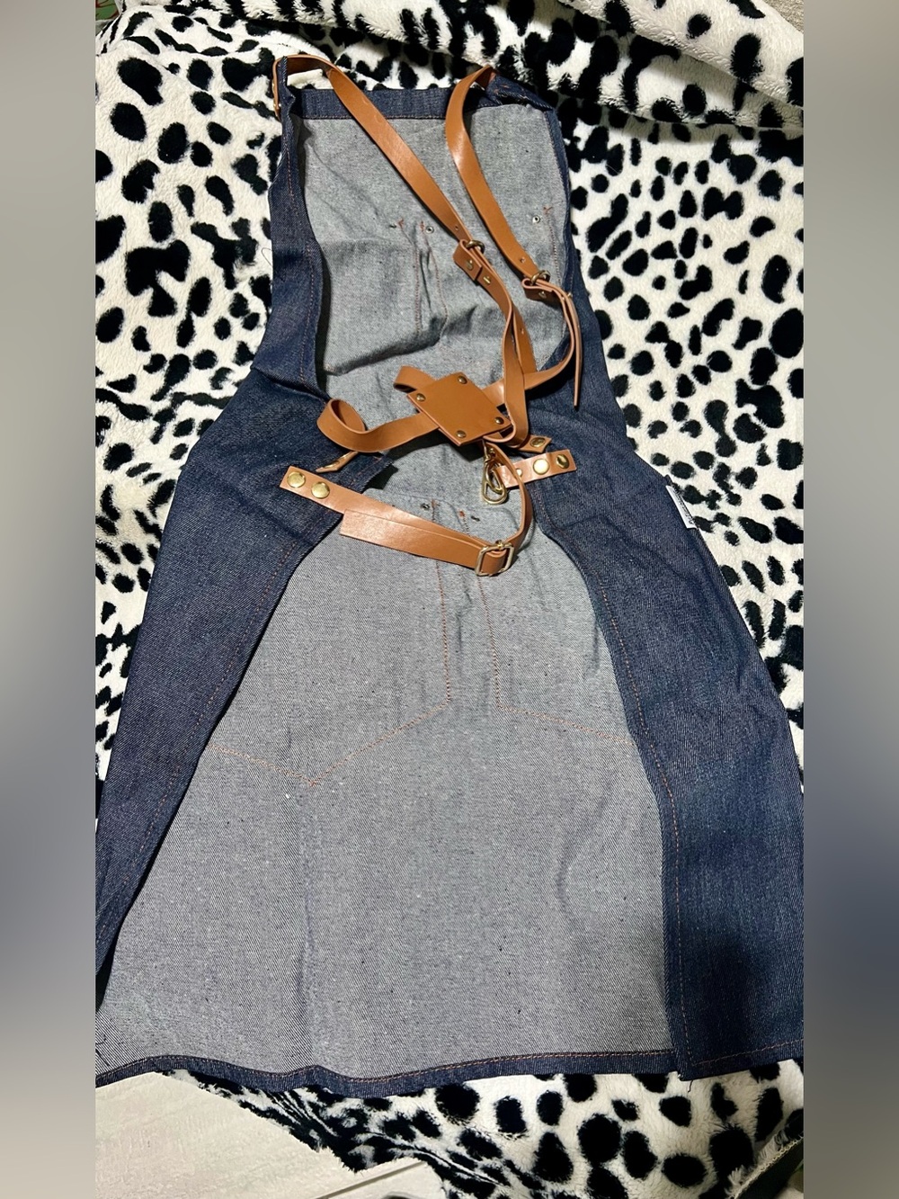 CLOSET CLEAN OUT - New Denim 4pocket Apron with faux leather straps (one size) - Picture 2 of 4